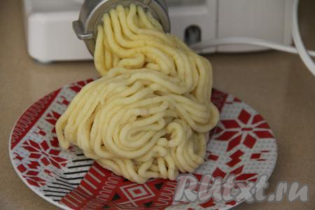 Пропустить нарезанную картошку через мясорубку.