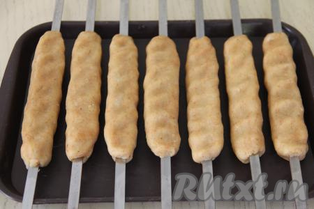 Сделать из каждой части картофельной массы продолговатую заготовку. Насадить каждую заготовку на шампур, сформировав люля-кебаб.