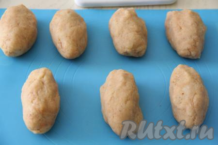 Разделить картофельную массу на 7 частей (по количеству порций люля-кебабов).