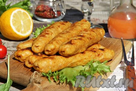 Аппетитные, вкусные люля-кебабы, приготовленные из картофеля на мангале, снять с шампуров и подать к столу в горячем виде.