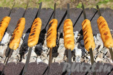 Готовить картофельные люля-кебабы на мангале минут 5-10 (до равномерной золотистости со всех сторон), часто переворачивая шампуры.