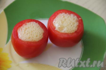 Чашечки из помидоров поставить на тарелку, на которой можно готовить в микроволновке (то есть на тарелке не должно быть блестящих вставок декора). Разлить яичную массу по чашечкам из помидора и поместить в микроволновку. На максимальной мощности микроволновки (в моей микроволновке мощность 850 Ватт) готовить яичницу в помидоре в течение 2-3 минут (яичная смесь должна "схватиться"). В процессе запекания немного яичной смеси может стечь по стенке помидора - это нормально, но чашечка из помидора будет всё равно наполнена яичницей.