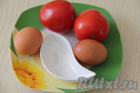 Подготовить продукты для приготовления яичницы в помидоре в микроволновке. Помидоры лучше брать мясистые, с плотными стенками. Вымыть помидоры.