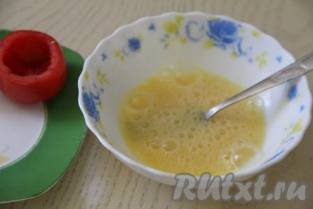 В небольшую глубокую тарелку вбить яйца, посолить, взбить вилкой до однородности.&nbsp;