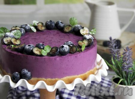 Застывший чизкейк, приготовленный из черники и творога, достать из холодильника, освободить от бортиков и плёнки, по желанию, украсить по своему вкусу (я украсила свежими ягодами) и можно подавать к столу.