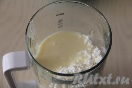 В чашу блендера поместить творог и сгущёнку, взбить погружным блендером до однородности.