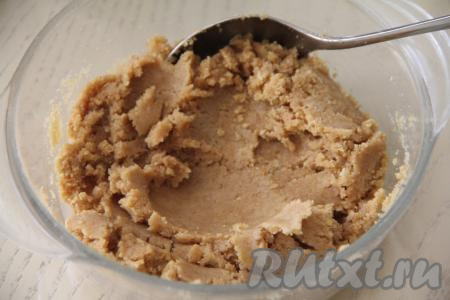 Перемешать смесь масла и печенья ложкой до однородности. Равномерно выложить получившуюся массу в разъёмную форму диаметром 18 сантиметров. У нас получится ровная основа чизкейка высотой примерно 1 сантиметр (но при желании можно сформировать и маленький бортик). На время, пока готовится творожно-черничная масса, поставить форму с основой чизкейка в холодильник.