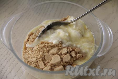 В миске соединить растопленное сливочное масло и печенье, измельчённое в крошку.&nbsp;