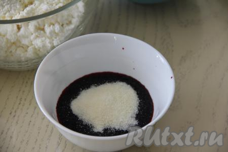 Для приготовления этого чизкейка подойдёт и свежая, и замороженная черника, и в собственном соку. Я в этот раз готовила с черникой в собственном соку, которую заготавливала на зиму в банке, поэтому решила разводить желатин в соке, в котором была ягода. Если у вас нет черничного сока, можно разводить желатин и в воде. Итак, в небольшую ёмкость влить 100 миллилитров холодной воды (или черничного сока), всыпать желатин, хорошо перемешать и оставить набухать минут на 20.