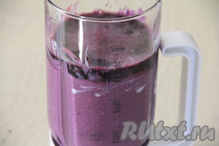 Добавить желатиновую массу в чашу блендера и пробить творожно-черничную массу до однородности.