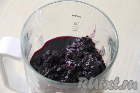 Если вы готовите чизкейк со свежей черникой, тогда ягоды нужно заранее перебрать, промыть водой и обсушить. Если черника заморожена, тогда её нужно просто разморозить. Я использовала чернику в собственном соку. В чашу блендера со смесью творога и сгущёнки добавить размороженную (или свежую, или в собственном соку) чернику.