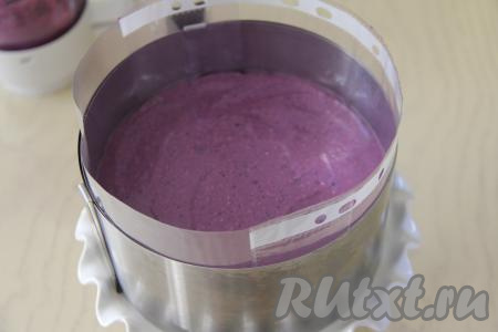 Достать форму с основой чизкейка из холодильника. Для того чтобы готовый чизкейк лучше отделялся от формы, я застелила бортики формы файликом (можно использовать ацетатную плёнку). Выложить творожно-черничную массу поверх основы из печенья, разровнять и поставить форму в холодильник до полного застывания (я ставлю на ночь).