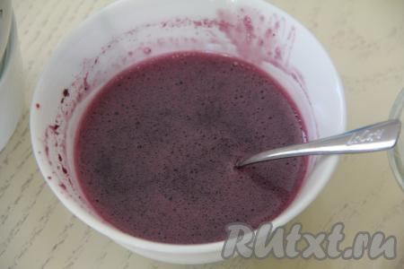 По прошествии 20 минут желатин, смешанный с водой (или с черничным соком) набухнет, его нужно будет прогреть на среднем огне, постоянно помешивая, до полного растворения желатина. Очень важно не дать желатину закипеть, то есть как только кристаллики растворятся, сразу снимайте с огня. Можно прогреть набухший желатин и в микроволновке, для этого нужно ёмкость с набухшим желатином поместить в микроволновку и прогреть в течение 10 секунд на максимальной мощности, затем обязательно перемешать, снова прогреть 10 секунд в микроволновке, ещё раз перемешать. Повторять эту процедуру до полного растворения желатина. Обычно в общей сложности на прогревание желатина нужно 30-40 секунд. Следите, чтобы желатин не закипел.