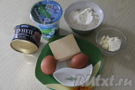 Подготовить продукты для приготовления киша с консервированным тунцом. Я использовала большую банку, в которой было 250 грамм тунца, можно взять две банки, в которых будет по 125 грамм тунца.