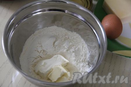 Прежде всего замесим тесто для киша, для этого в миске нужно соединить муку и соль, добавить холодное (из холодильника) сливочное масло.&nbsp;