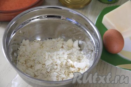 Перетереть масляно-мучную массу руками до получения крошки.