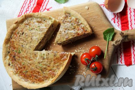 А затем вкусный киш с нежной начинкой из консервированного тунца нарезать на части и подать к столу.&nbsp;