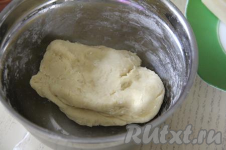 Замесить мягкое, пластичное тесто, не липнущее к рукам. Как только тесто для киша соберётся в ком, больше вымешивать его не нужно. Величина яйца и качество муки могут быть разными, поэтому если тесто не будет собираться в ком, тогда влейте 1 столовую ложку холодной воды и вмешайте её. Если же тесто будет липнуть к рукам, тогда вмешайте в него немного муки.