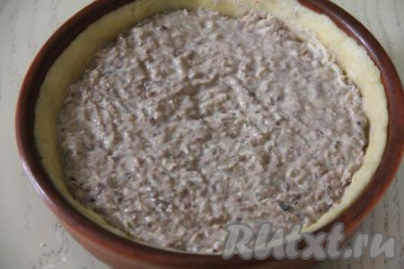 Выложить начинку из тунца в форму с песочной основой, разровнять. Поставить киш с консервированным тунцом в духовку, разогретую до 200 градусов, и выпекать минут 35-40.