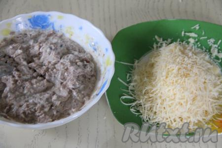 Перемешать тунца с яйцом и сметаной до однородности. Сыр натереть на мелкой тёрке.&nbsp;