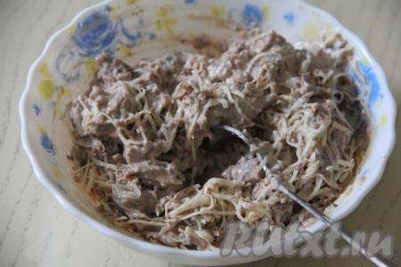 Добавить сыр в начинку из тунца, перемешать.&nbsp;