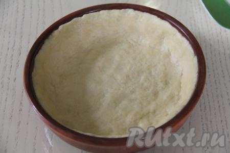 Выложить тесто в форму диаметром 20 сантиметров, формируя основание пирога и бортики, затем поставить в холодильник на время, пока будете готовить начинку.