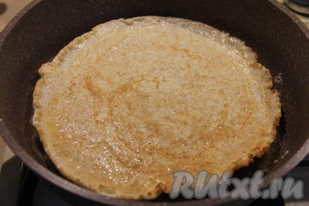 Выпекать овсяноблин на среднем огне до золотистого цвета снизу, затем аккуратно перевернуть, убавить огонь до минимума.