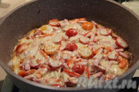 Накрыть сковороду крышкой и готовить на среднем огне минут 7 (до полного расплавления сыра).