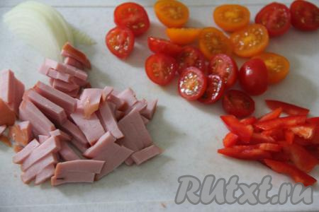 Заранее колбасу нарезать на брусочки, помидоры черри - на половинки (обычные помидоры - на тонкие кусочки), лук - на полукольца, болгарский перец - на полоски. Сыр натереть на мелкой тёрке.