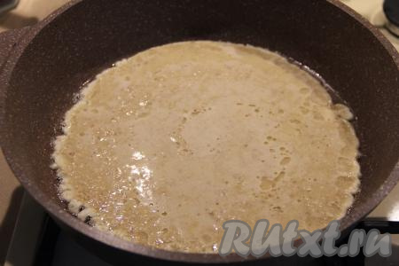 Сковороду смазать растительным маслом, разогреть, вылить овсяную массу. Я использовала сковороду диаметром 28 сантиметров.