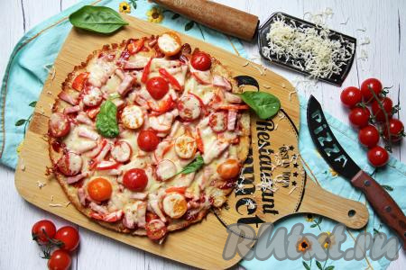 Затем пиццу, приготовленную на овсяноблине, аккуратно переложить со сковороды на тарелку и подать к столу в горячем виде. Уверена, это сытное, аппетитное и вкусное блюдо понравится многим!