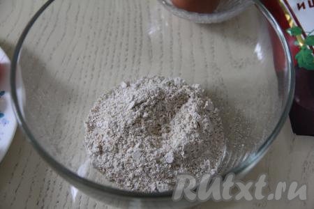 В достаточно глубокую миску всыпать овсяные хлопья, перемолотые в муку (или овсяную муку), добавить соль и молоко.