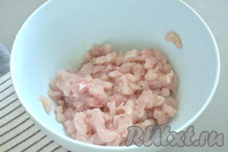 Филе куриной грудки моем, обсушиваем, нарезаем на маленькие кубики, перекладываем в объёмную миску.