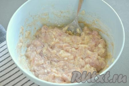 Тесто для куриных оладий должно быть вязким, средней густоты. Если требуется, добавьте ещё немного муки и перемешайте.