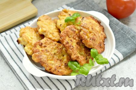 Рубленные оладьи, приготовленные из филе куриной грудки с добавлением майонеза, получились сочными, вкусными, сытными, они всегда вносят приятное разнообразие в повседневное меню.