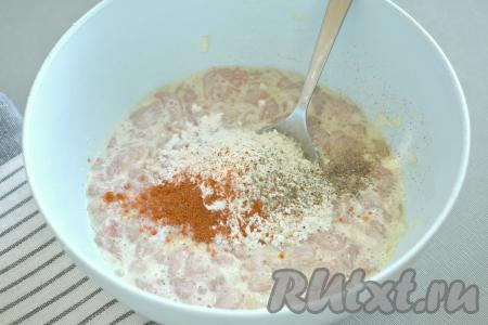 В получившуюся массу всыпаем 2 столовые ложки муки, соль, молотые специи (в качестве специй я добавила паприку и чёрный молотый перец), очень хорошо перемешиваем.