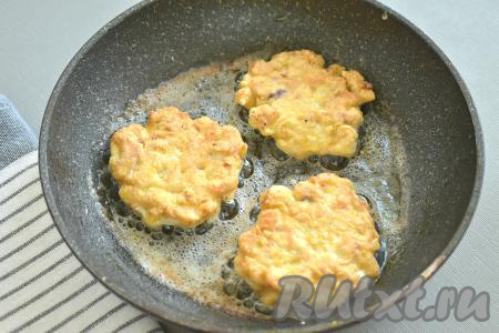 Жарим рубленные куриные оладьи на среднем огне с двух сторон до румяности (примерно&nbsp;по 3 минуты с каждой стороны). Готовые оладушки перекладываем на тарелку. Периодически перемешивая тесто, постепенно жарим все мясные оладьи (у меня получилось 9 штук).