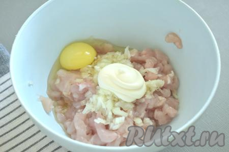 Сюда же разбиваем яйцо и добавляем полную столовую ложку майонеза.