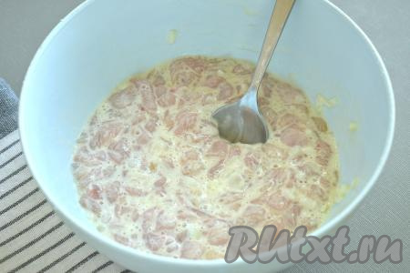 Тщательно перемешиваем куриное мясо с майонезом, яйцом и овощами.