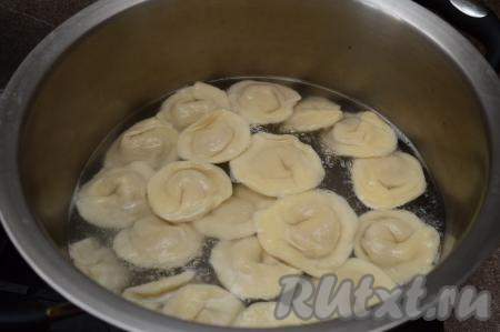Для того чтобы сварить свежеслепленные (или замороженные) пельмени, нужно в кастрюле вскипятить достаточно большое количество воды, затем выложить пельмени. Когда все пельмени всплывут и вода в кастрюле снова закипит, нужно варить пельмени 5-6 минут на небольшом огне, не накрывая кастрюлю крышкой. После того как вы выложите пельмени в кипящую воду, некоторые могут прилипнуть ко дну, поэтому аккуратно проведите столовой ложкой, касаясь дна кастрюли, чтобы отделить прилипшие пельмени. Если этого не сделать, прилипшие пельмени могут не всплыть, а значит они разварятся.