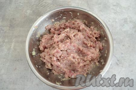 Всего у меня получилось примерно 1 килограмм и 150 грамм мяса, отделённого от кожи и костей. Для приготовления фарша для пельменей я перекрутила через мясорубку 750 грамм мяса индейки и 250 грамм очищенного лука, затем посолила и тщательно вымесила. Остальное мясо я отложила для другого блюда. Я советую обязательно добавлять в фарш для пельменей достаточно много лука, он делает фарш более сочным.