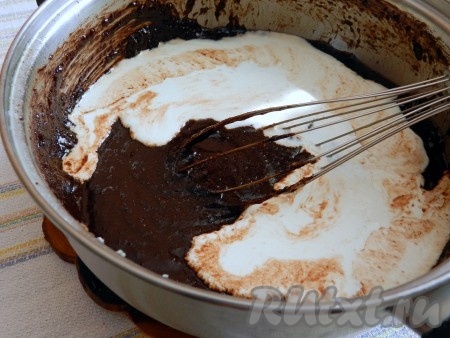 Влить сливки, перемешать и поставить на медленный огонь. 