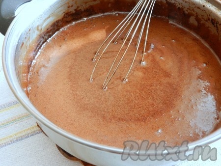 Довести шоколадную смесь до кипения, снять с огня, примерно 0,5 стакана оставить для глазури. Остудить.