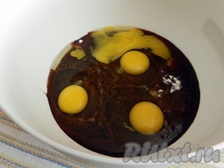 В остывшую смесь всыпать соду, добавить яйца и взбить.