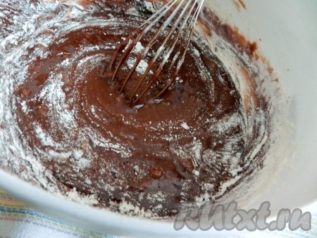 Добавить муку, взбить до однородной массы.