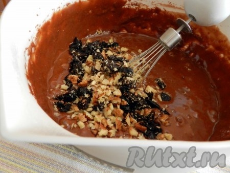 Добавить в тесто орехи и чернослив, перемешать.