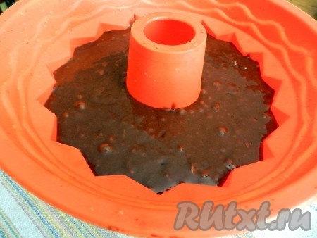 Выложить тесто в форму. Выпекать шоколадный кекс с орехами и черносливом при 180 градусах 45-50 минут (время выпечки зависит от формы для кекса и индивидуальных особенностей духовки).