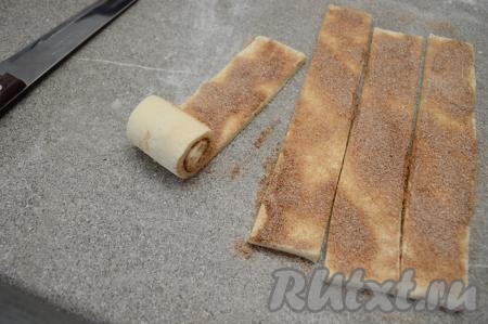Свернуть каждую полоску с сахаром и корицей в рулет.