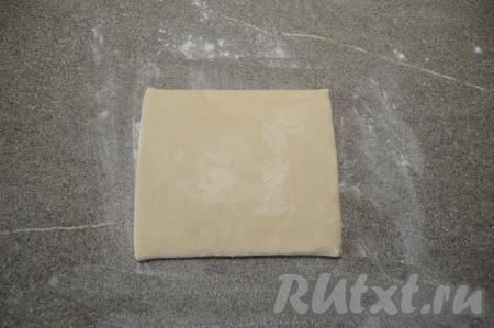 На стол, присыпанный мукой, выложить разморозившееся слоёное тесто (у меня был квадратный пласт теста весом 250 грамм).