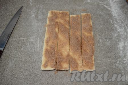 Разрезать острым ножом тесто в длину на 4 одинаковых полоски.